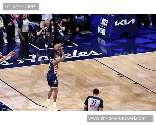 伦纳德遭严密防守半场表现平平仅得14分4板3助2断仍展现巨星风范